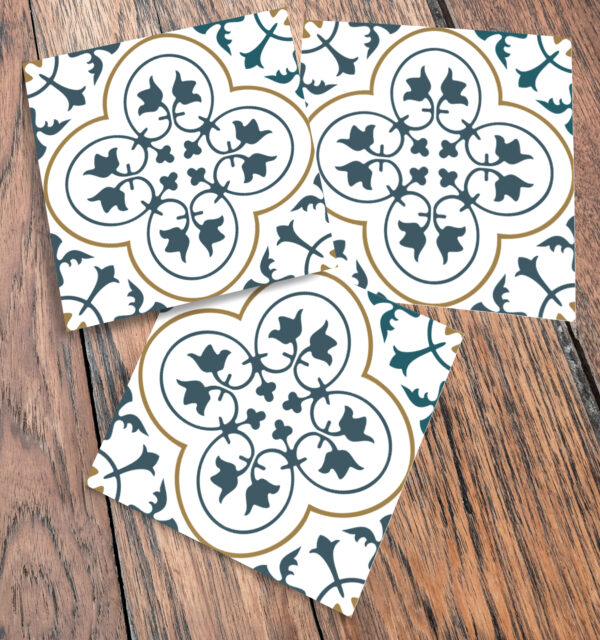 Fliesenaufkleber azulejo cafe inder größe 15x15cm auf einem Holztisch